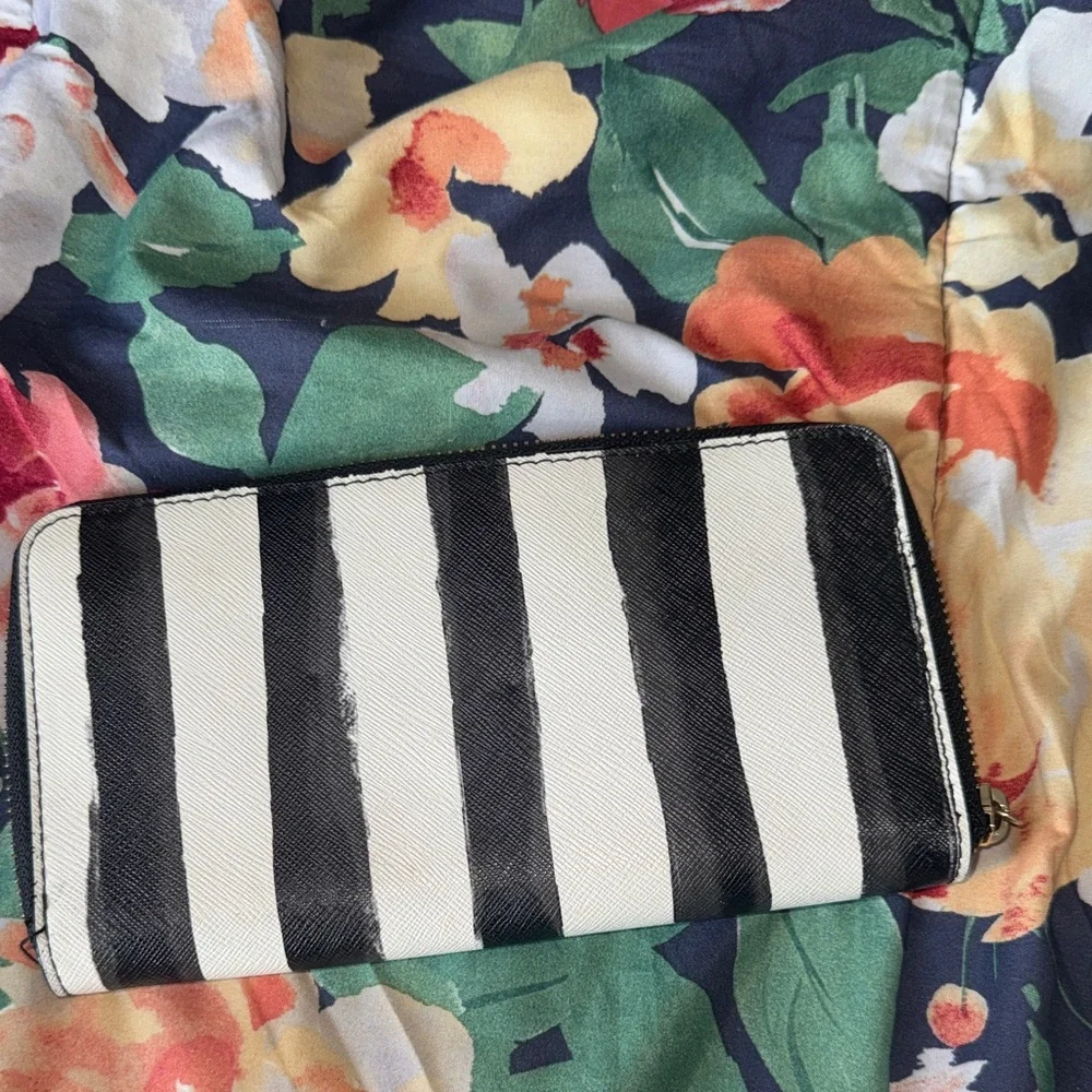 Victoria's Secret Black and White Striped Zip Wallet with Heart Charm - Picture 2 of 8